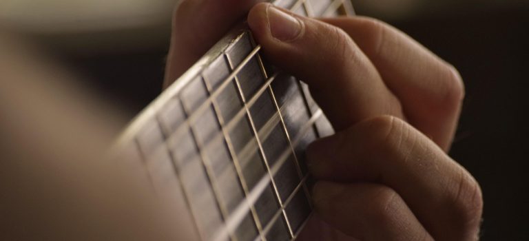 eine Gitarre wird gespielt