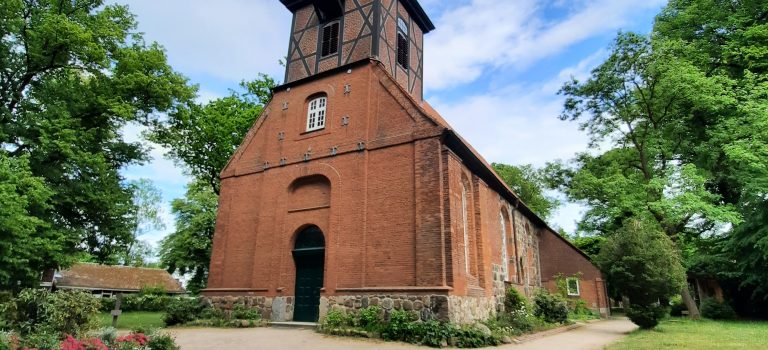 Blick auf die Bergstedter Kirche
